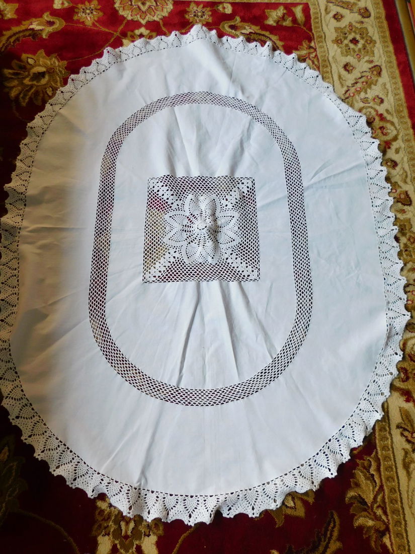 Fata de masa vintage, mare , ovala ,   130 x 160 cm , neutilizata, dantela , pinza  alba