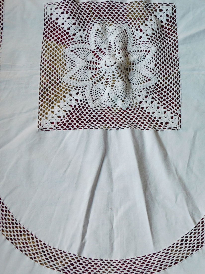 Fata de masa vintage, mare , ovala ,   130 x 160 cm , neutilizata, dantela , pinza  alba