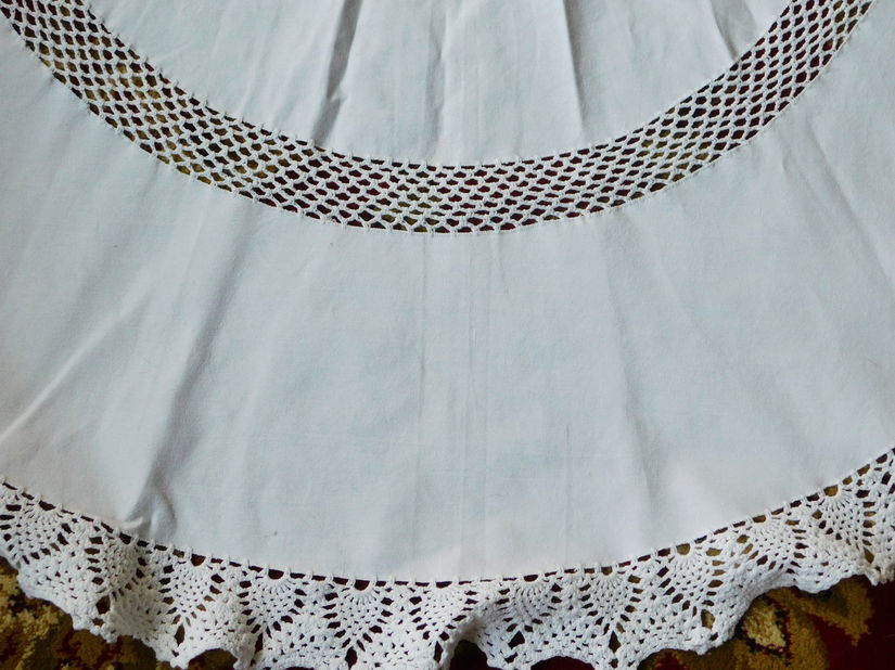 Fata de masa vintage, mare , ovala ,   130 x 160 cm , neutilizata, dantela , pinza  alba