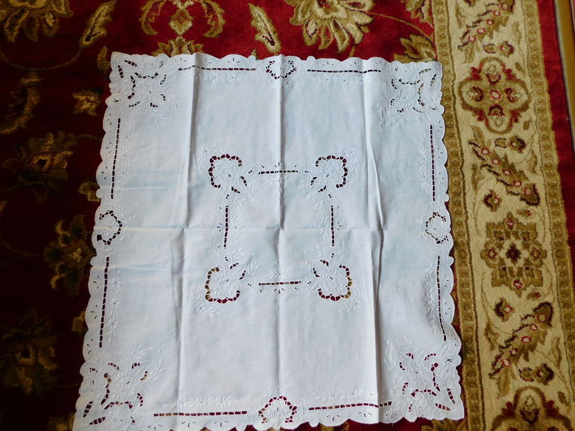 Fata  de masa , vintage , tehnica Richelieu ,  broderie sparta  80 x 80  cm