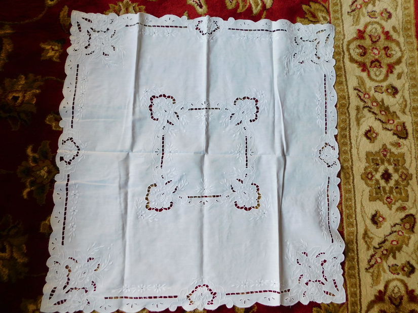 Fata  de masa , vintage , tehnica Richelieu ,  broderie sparta  80 x 80  cm