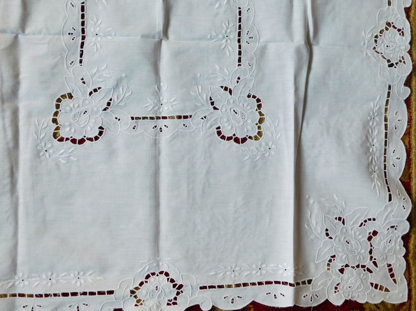 Fata  de masa , vintage , tehnica Richelieu ,  broderie sparta  80 x 80  cm