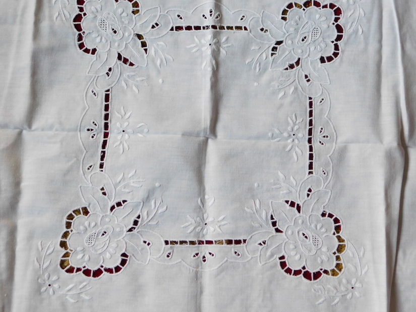 Fata  de masa , vintage , tehnica Richelieu ,  broderie sparta  80 x 80  cm