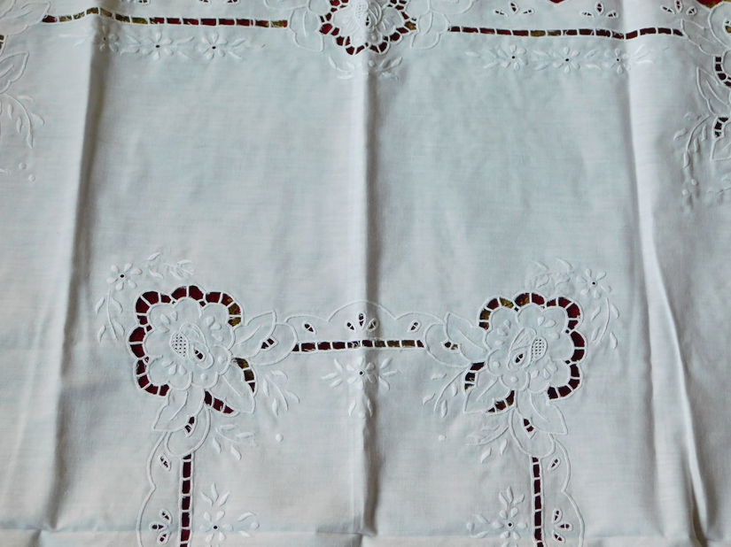 Fata  de masa , vintage , tehnica Richelieu ,  broderie sparta  80 x 80  cm