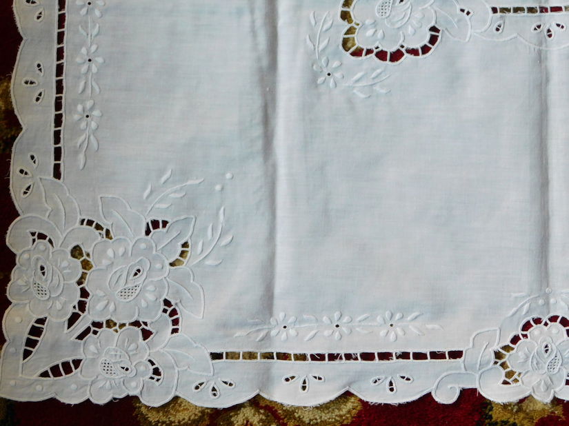 Fata  de masa , vintage , tehnica Richelieu ,  broderie sparta  80 x 80  cm