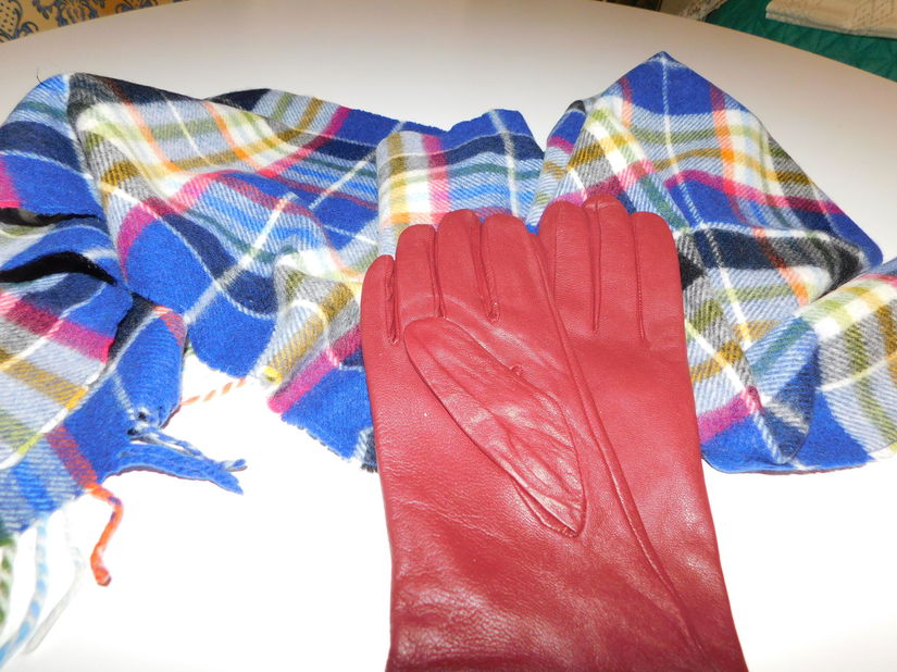 Fular casmir  100 % , manusi noi  grena , piele masura L