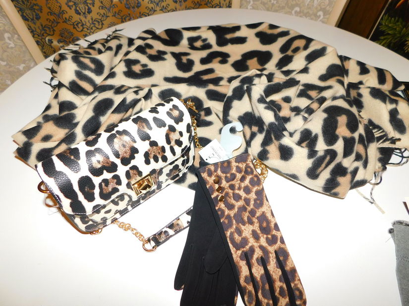 Set  nou , elegant , animal print , poseta , esarfa , manusi