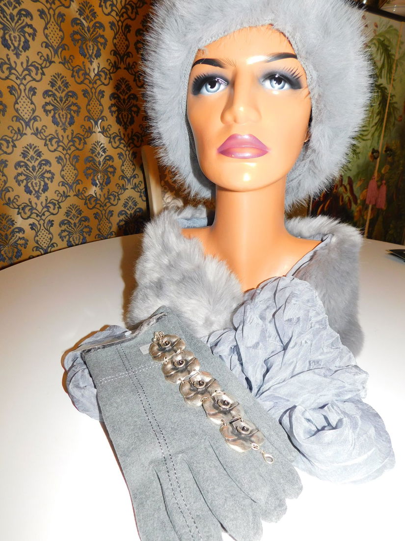 Set caciulita,  esarfa , manusi cadou bratara ,  toate noi