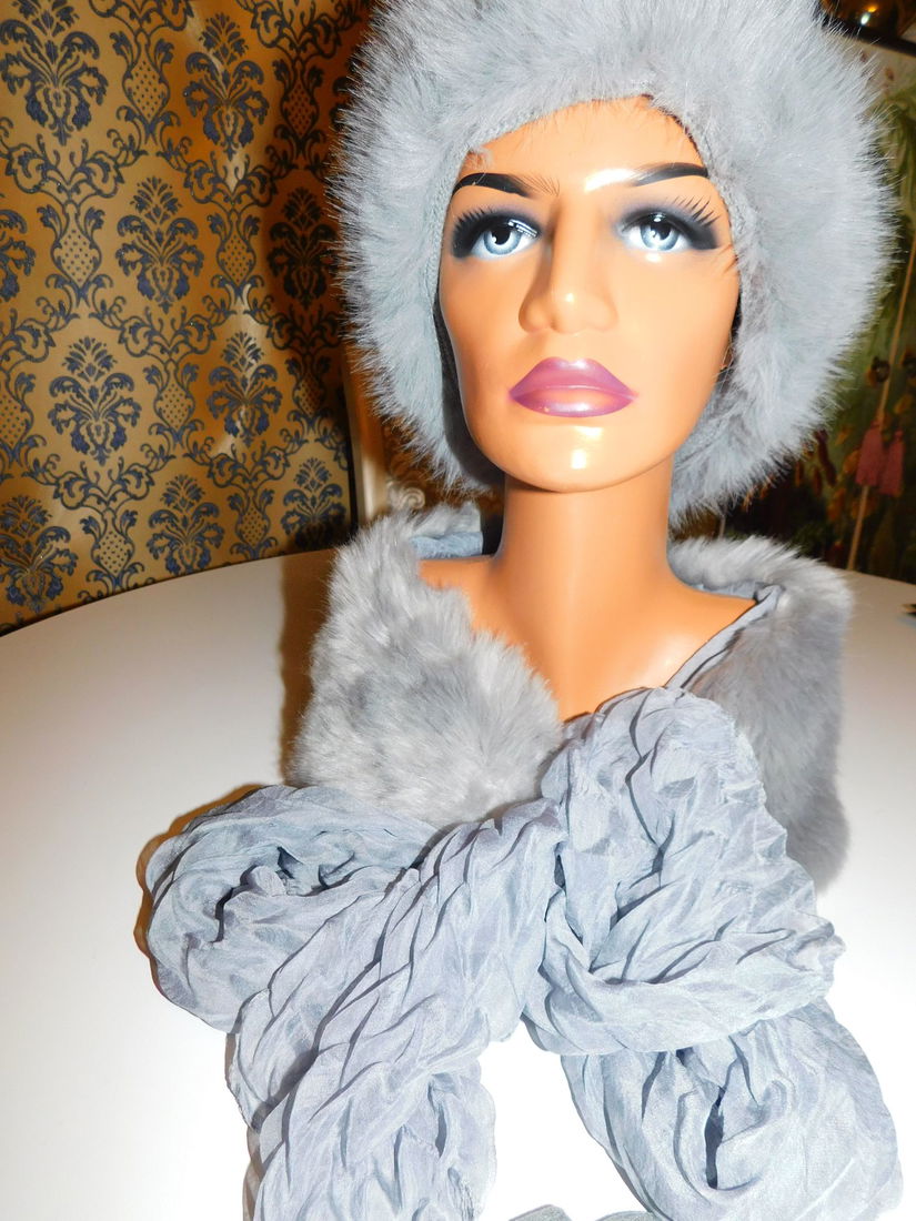 Set caciulita,  esarfa , manusi cadou bratara ,  toate noi