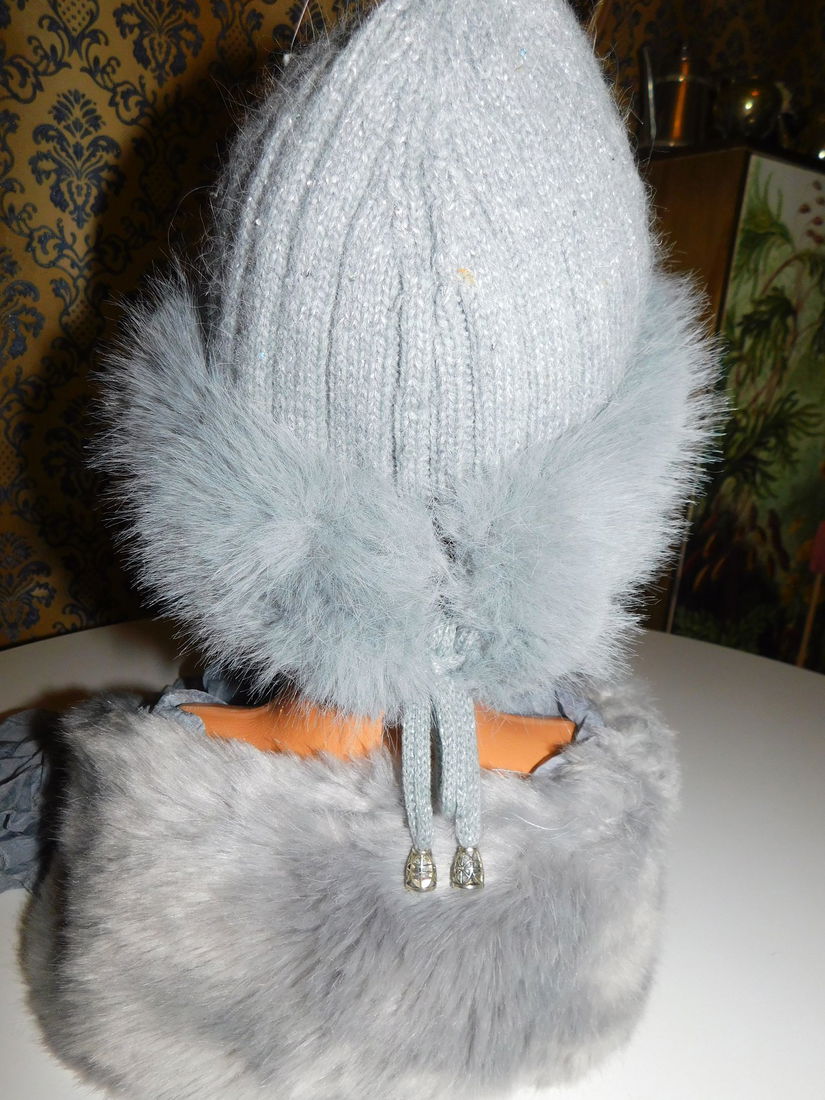 Set caciulita,  esarfa , manusi cadou bratara ,  toate noi