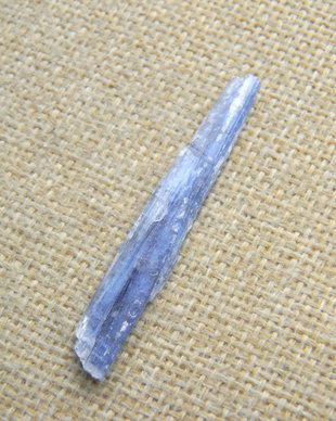 Kyanit brut (C17)