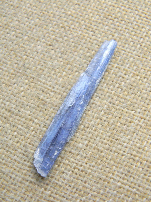 Kyanit brut (C17)