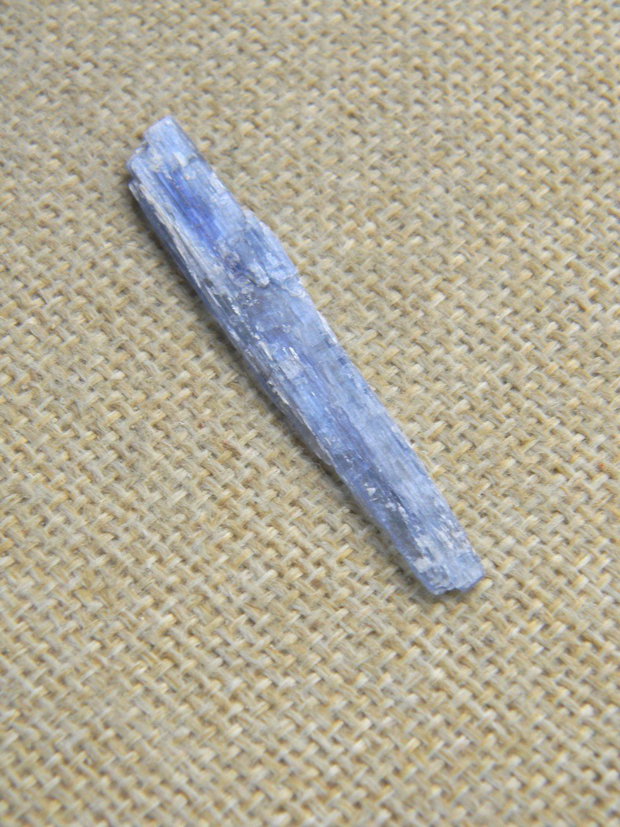 Kyanit brut (C17)