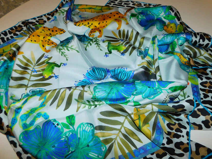 FURLA , esarfa noua, originala, matase naturala,  90  x90 cm , brosa vintage cadou