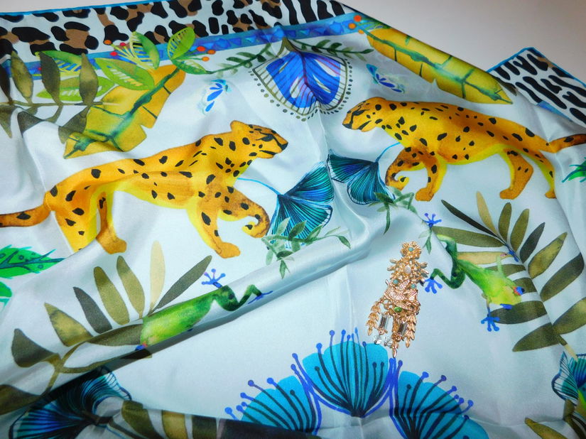 FURLA , esarfa noua, originala, matase naturala,  90  x90 cm , brosa vintage cadou