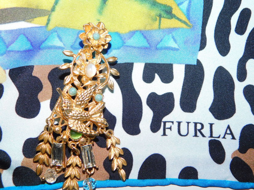 FURLA , esarfa noua, originala, matase naturala,  90  x90 cm , brosa vintage cadou