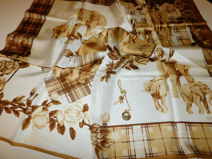 ESCADA, esarfa  noua, originala, matase  naturala premium , cadou  pandant Christian Lacroix , nou