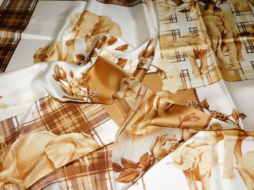 ESCADA, esarfa  noua, originala, matase  naturala premium , cadou  pandant Christian Lacroix , nou