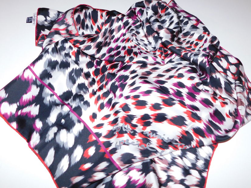 EMANUEL  UNGARO,  esarfa  noua   originala, editie  limitata,  cadou  brosa noua zirconii  asortata