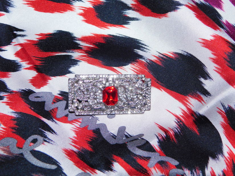 EMANUEL  UNGARO,  esarfa  noua   originala, editie  limitata,  cadou  brosa noua zirconii  asortata