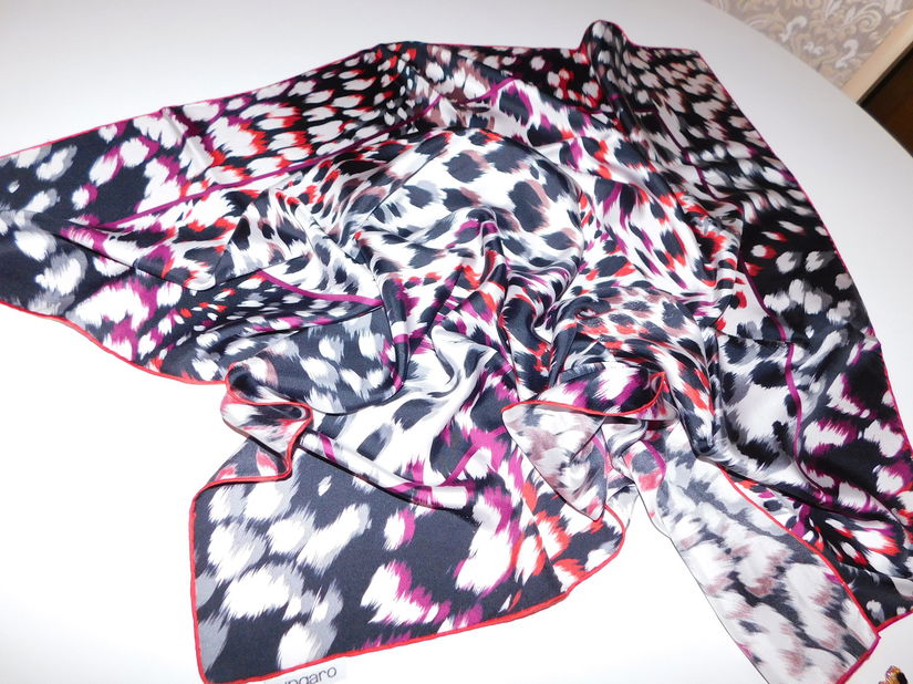 EMANUEL  UNGARO,  esarfa  noua   originala, editie  limitata,  cadou  brosa noua zirconii  asortata