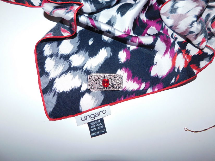 EMANUEL  UNGARO,  esarfa  noua   originala, editie  limitata,  cadou  brosa noua zirconii  asortata