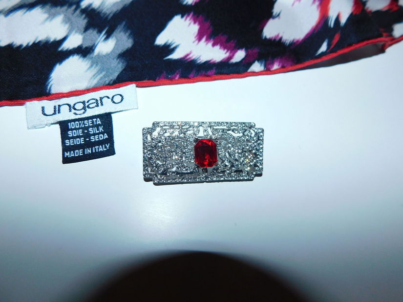 EMANUEL  UNGARO,  esarfa  noua   originala, editie  limitata,  cadou  brosa noua zirconii  asortata