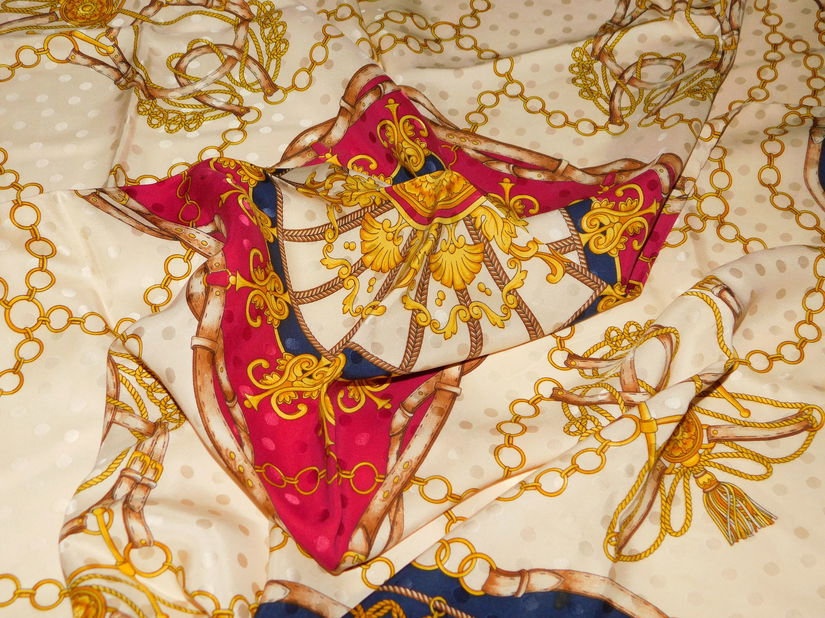 RENATO  BALESTRA  ITALIA,  esarfa matase  naturala   satinata , jaquard,  cercei si bratari cadou