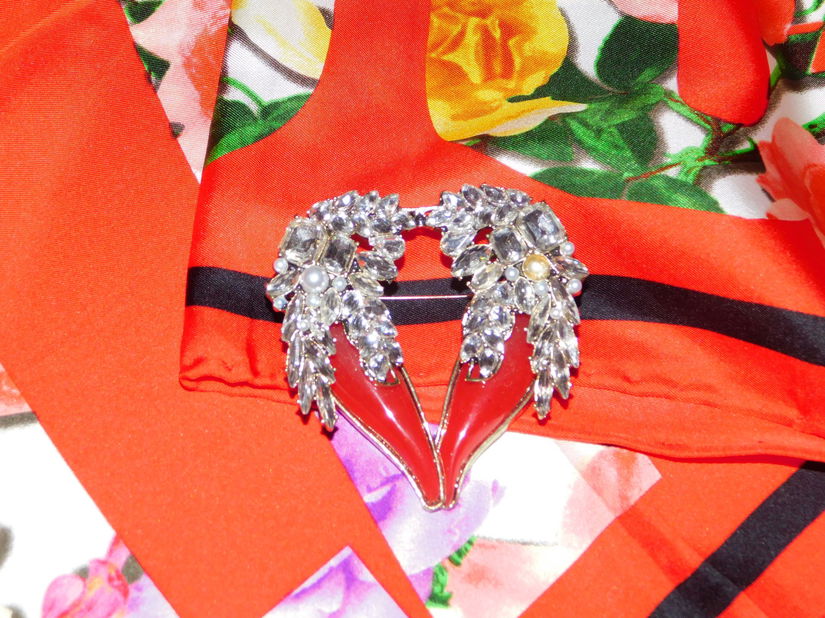 CODELLO,   esarfa noua matase naturala   extra,  brosa noua cadou