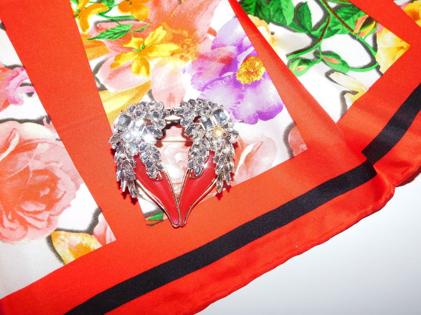 CODELLO,   esarfa noua matase naturala   extra,  brosa noua cadou