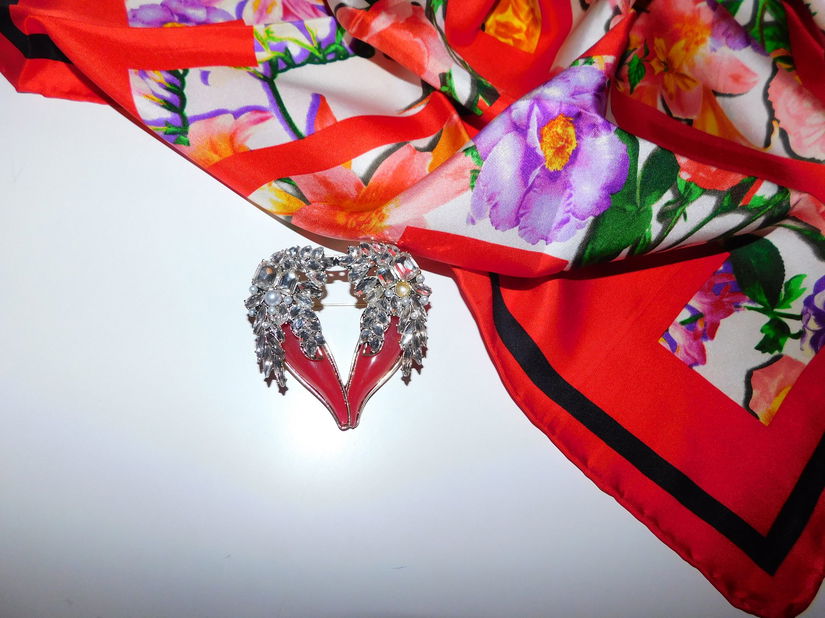 CODELLO,   esarfa noua matase naturala   extra,  brosa noua cadou