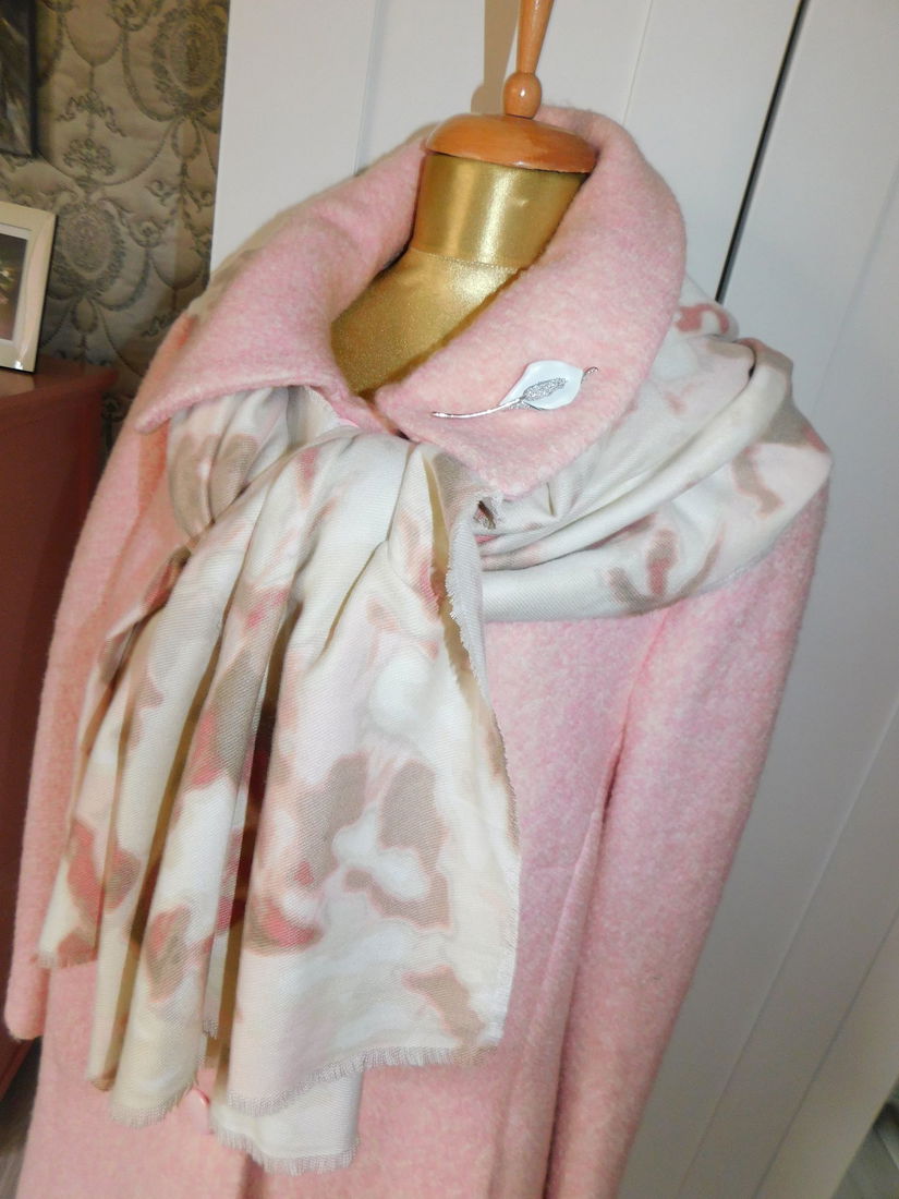 Palton nou,  gros,   masura 52,  sal  foarte mare si brosa  , cadou