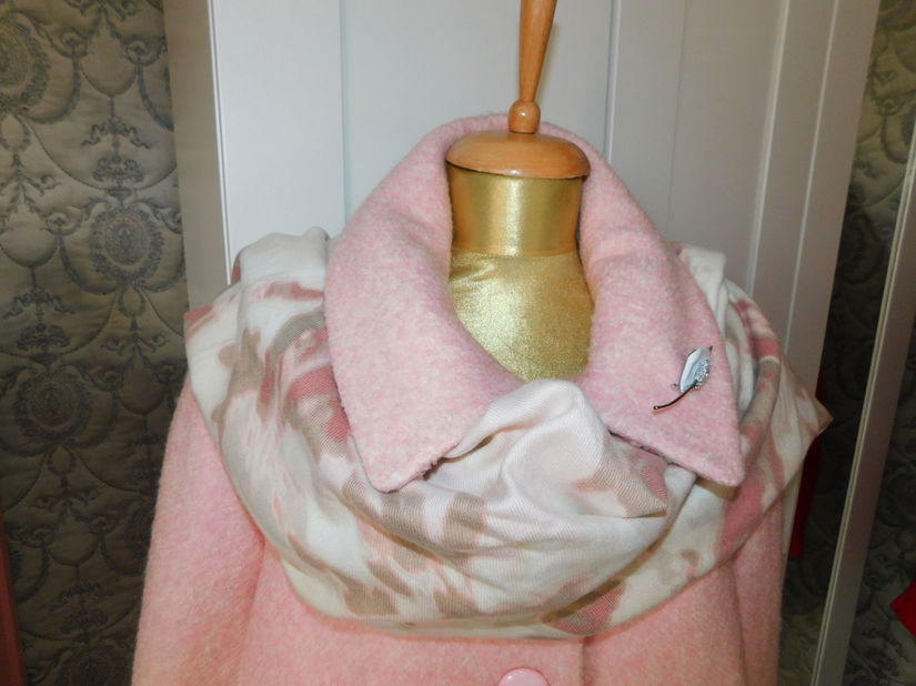 Palton nou,  gros,   masura 52,  sal  foarte mare si brosa  , cadou