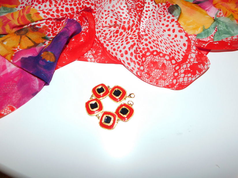 Esarfa  noua voal  matase naturala  140 x 140 cm,  cadou  bratara  vintage  email rosu