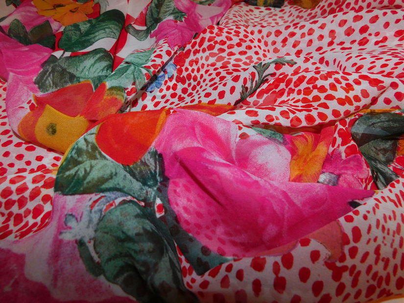 Esarfa  noua voal  matase naturala  140 x 140 cm,  cadou  bratara  vintage  email rosu