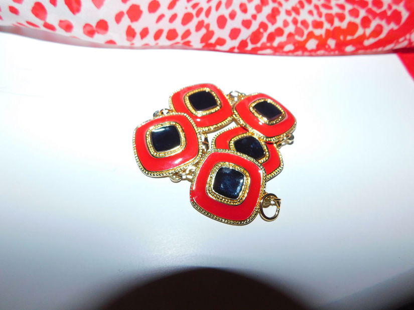 Esarfa  noua voal  matase naturala  140 x 140 cm,  cadou  bratara  vintage  email rosu