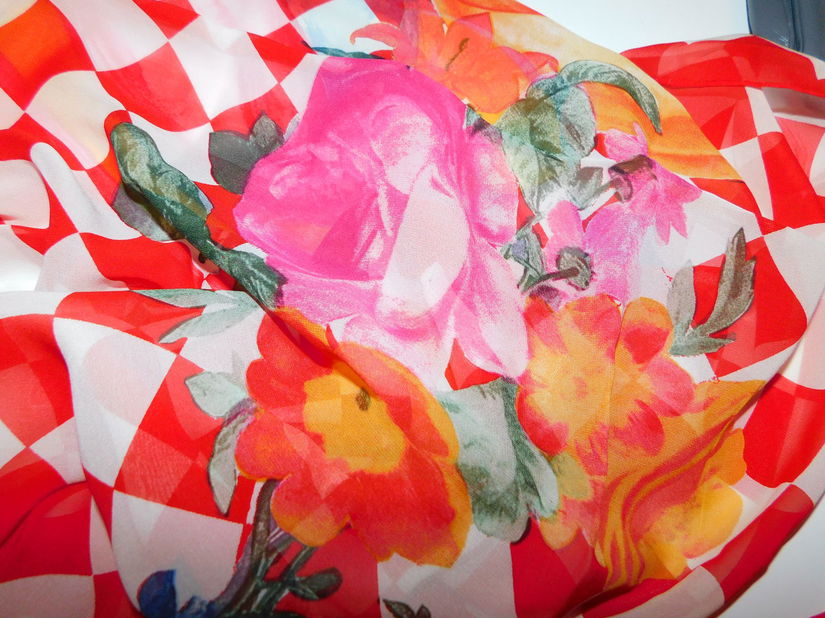 Esarfa  noua voal  matase naturala  140 x 140 cm,  cadou  bratara  vintage  email rosu