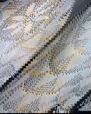 Fata de  masa  interbelica,   crosetata  manual cu fir de matase alb , superba