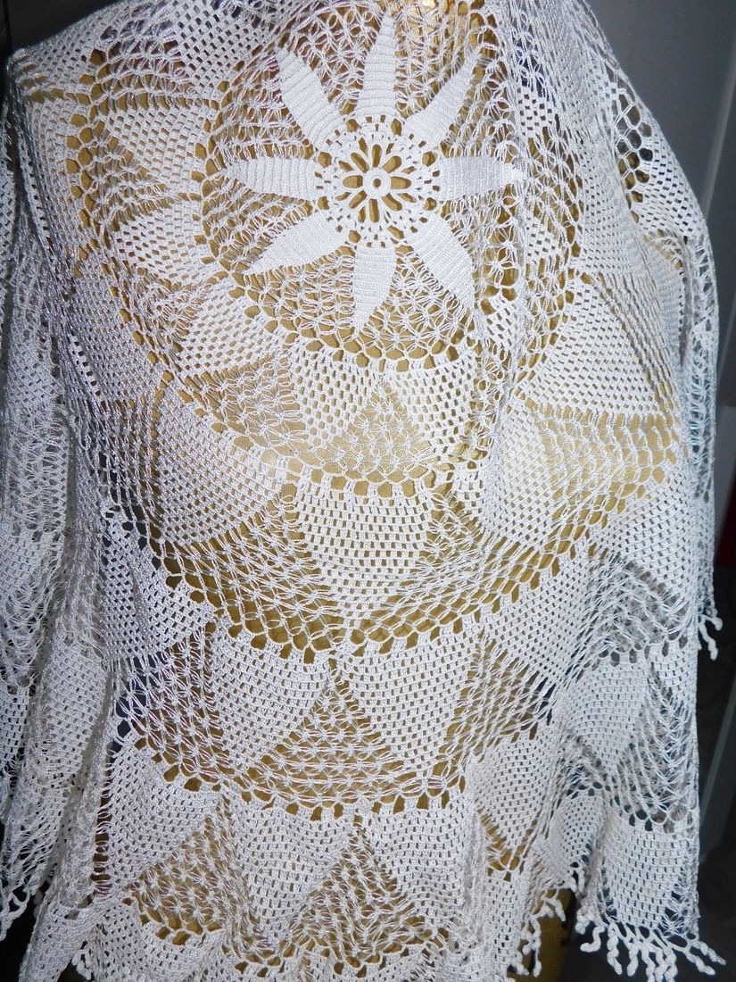 Fata de  masa  interbelica,   crosetata  manual cu fir de matase alb , superba