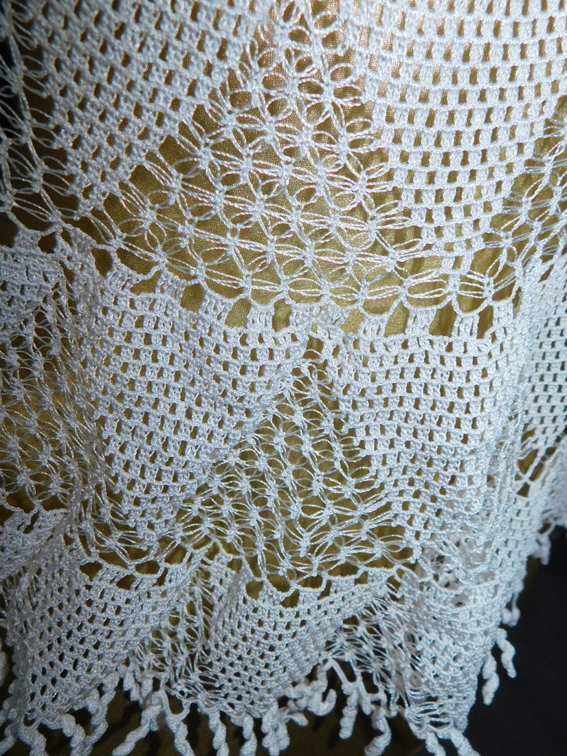 Fata de  masa  interbelica,   crosetata  manual cu fir de matase alb , superba