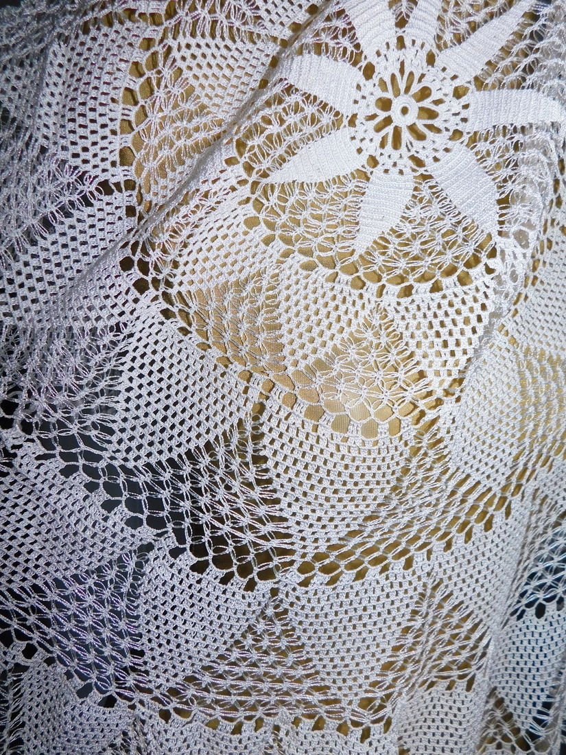 Fata de  masa  interbelica,   crosetata  manual cu fir de matase alb , superba