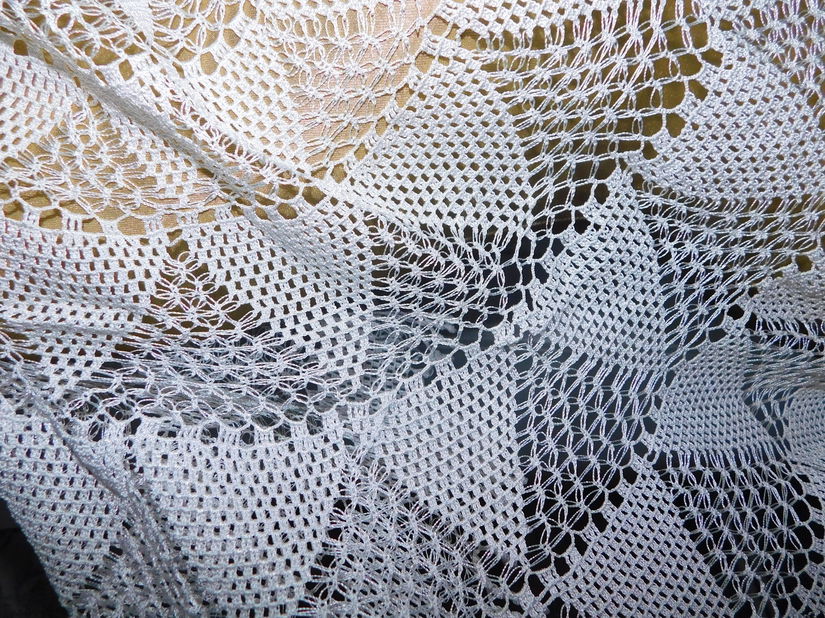 Fata de  masa  interbelica,   crosetata  manual cu fir de matase alb , superba