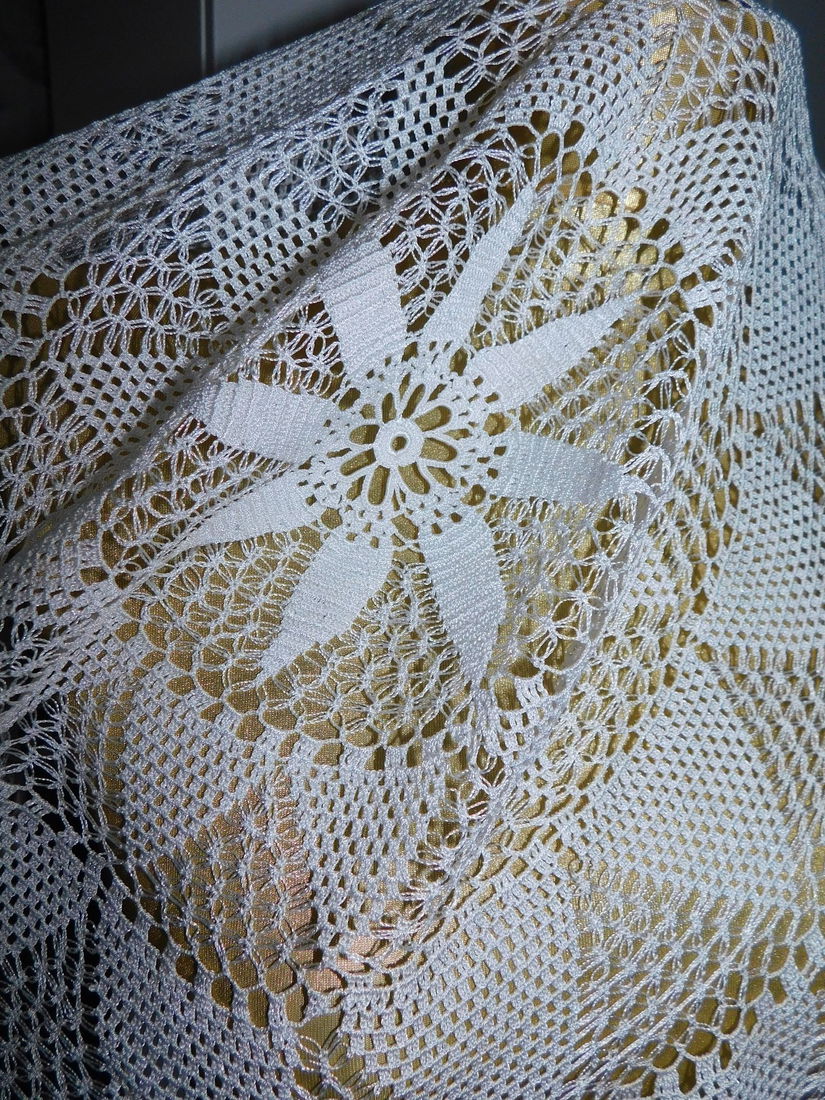 Fata de  masa  interbelica,   crosetata  manual cu fir de matase alb , superba