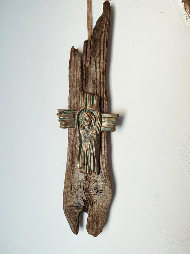 Lucrare spirituală pe lemn recuperat cruce pictată și antichizată