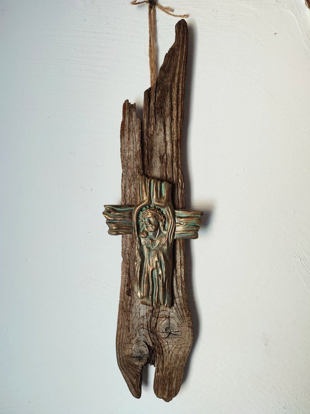 Lucrare spirituală pe lemn recuperat cruce pictată și antichizată