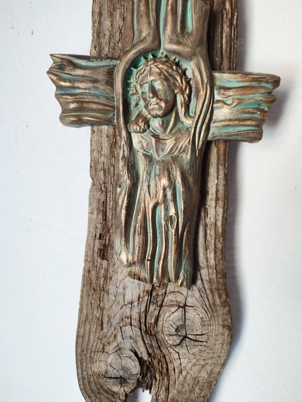 Lucrare spirituală pe lemn recuperat cruce pictată și antichizată