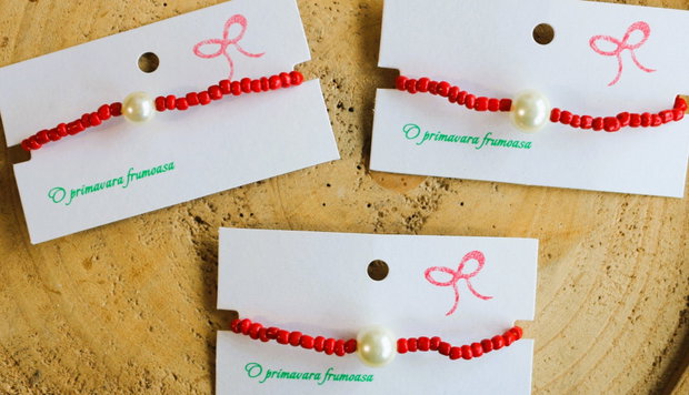 Bratari martisor,bratari din margele rosii si perle din sticla albe