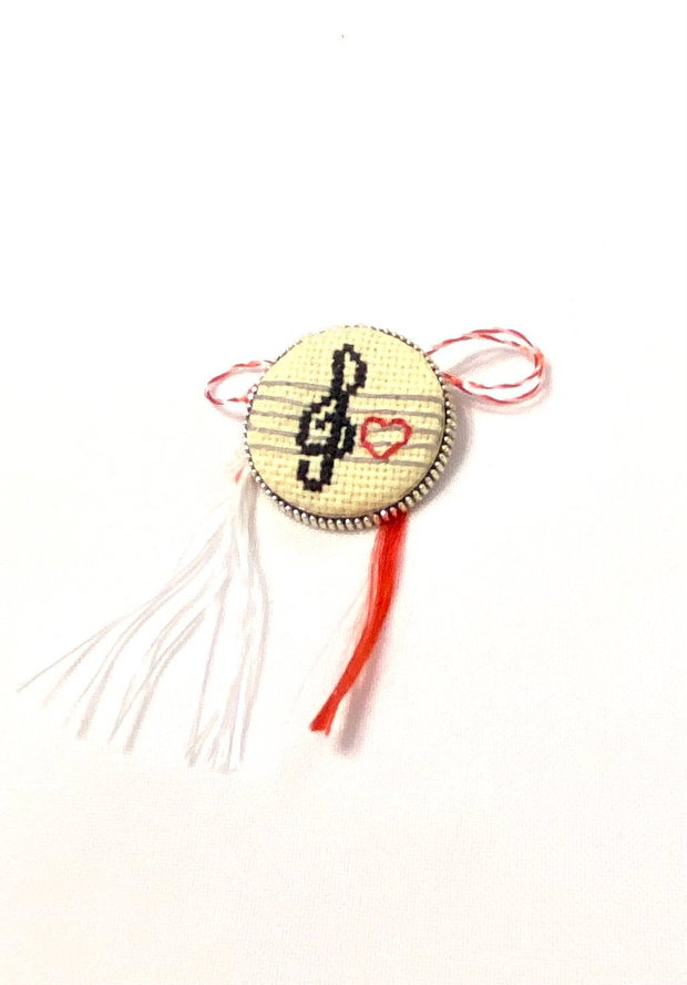 Brosa , martisor cu broderie manuala - cheia sol pe portativ