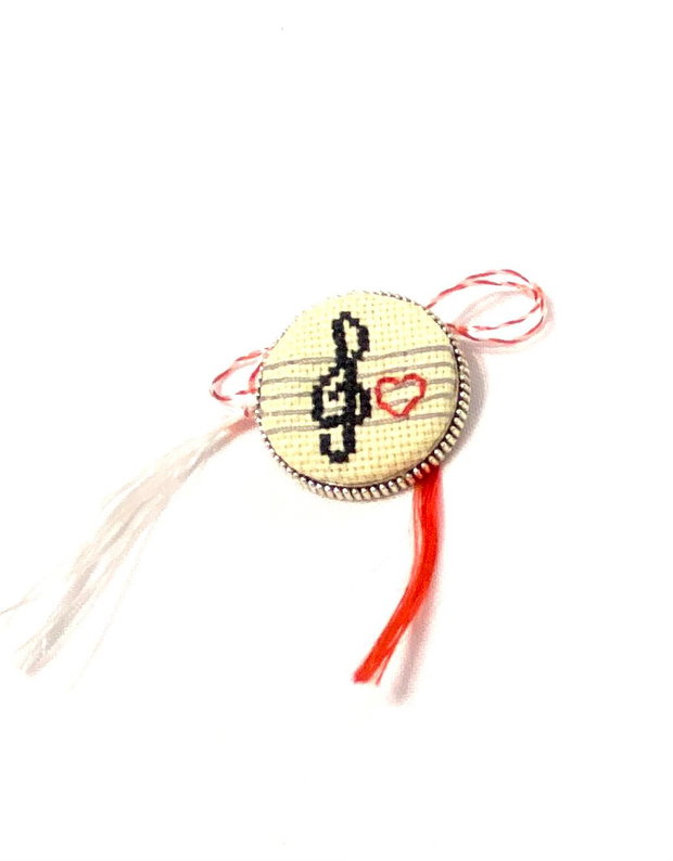 Brosa , martisor cu broderie manuala - cheia sol pe portativ