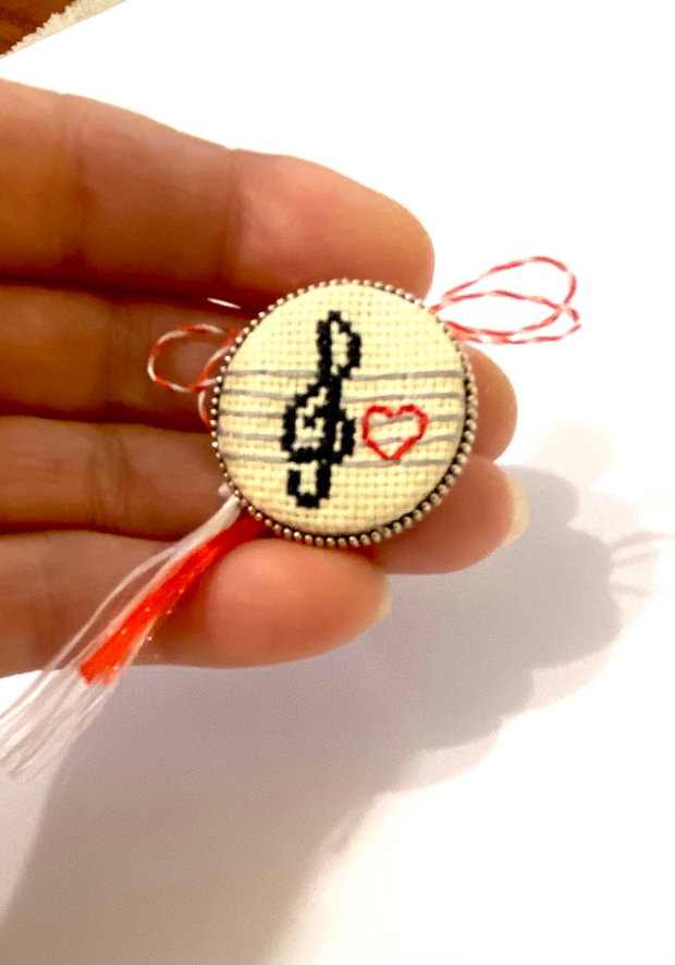 Brosa , martisor cu broderie manuala - cheia sol pe portativ